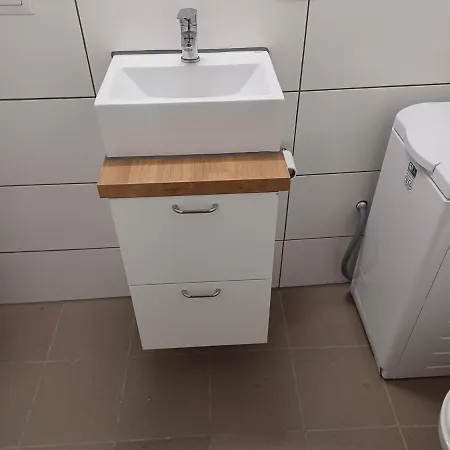 In Basement 1 Self-contain 公寓 *